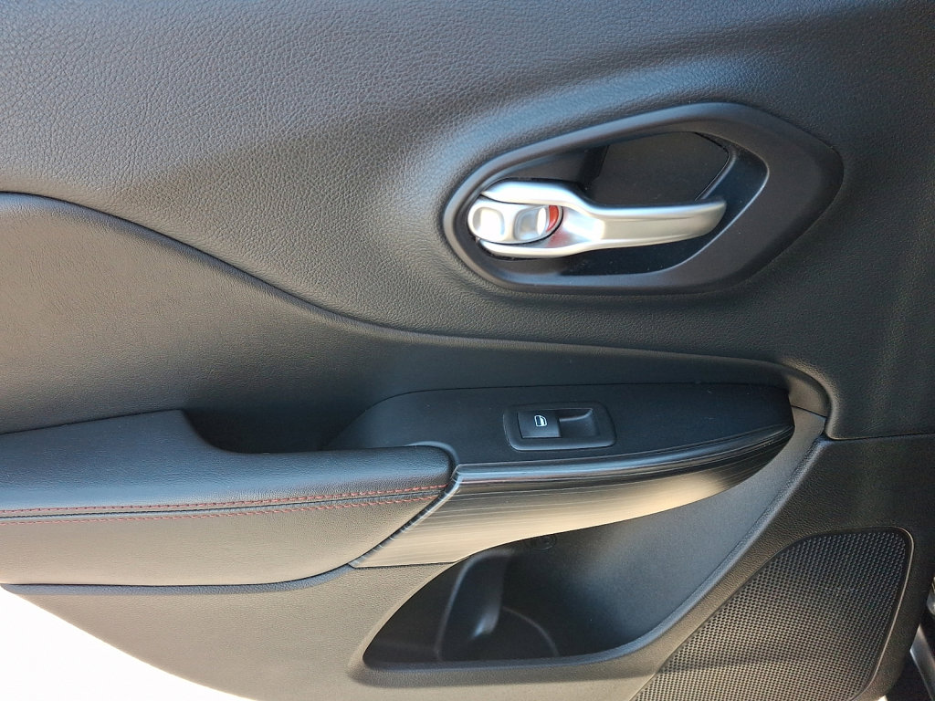 Used 2014 Jeep Cherokee Trailhawk image 19