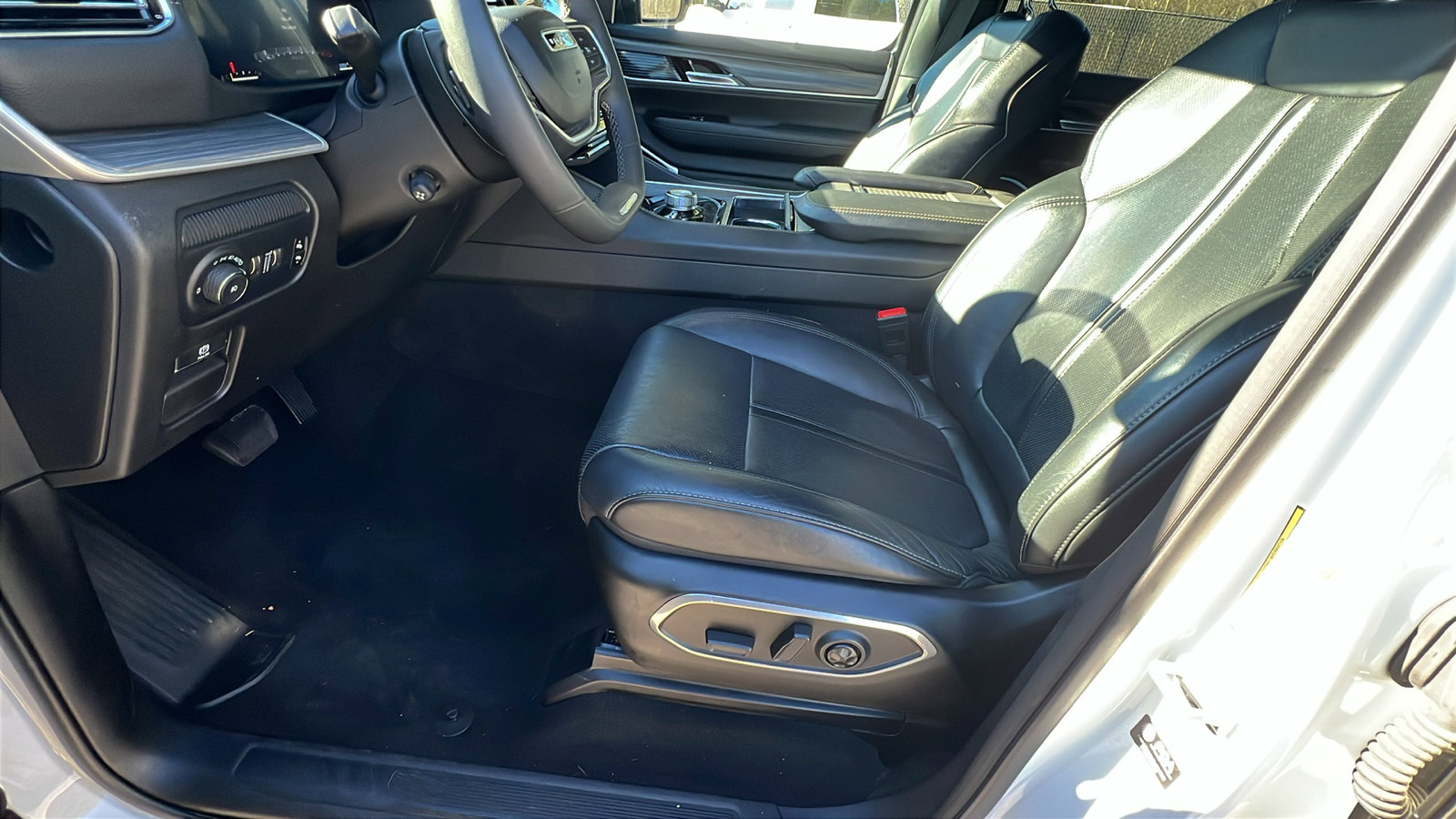 Certified 2024 Jeep Wagoneer Series III image 16