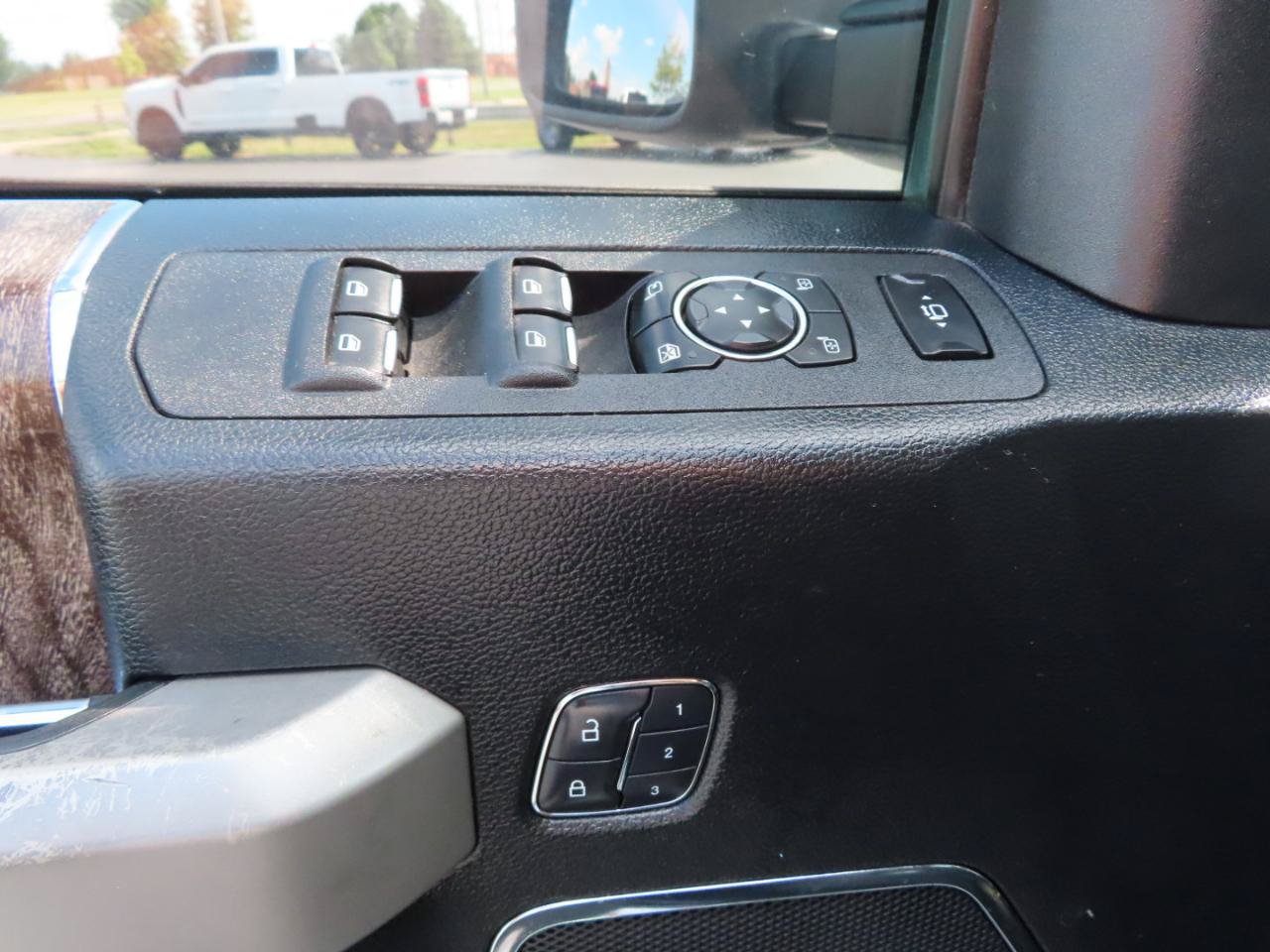 Used 2017 Ford F250 Lariat w/ Lariat Ultimate Package AWD/4WD image 28