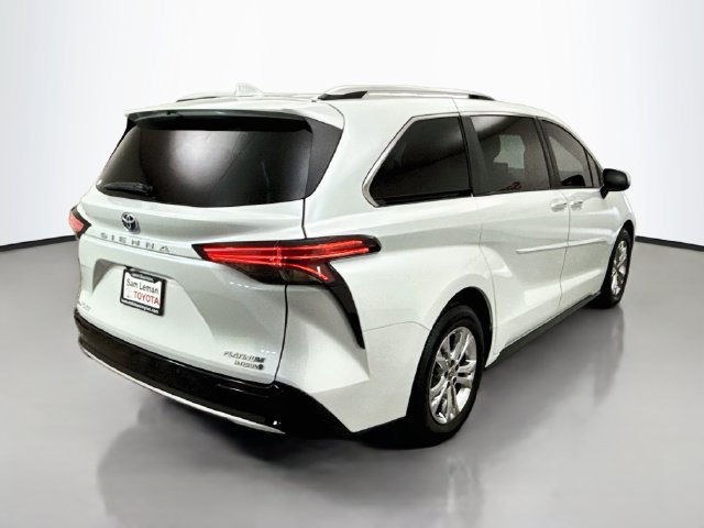 Used 2022 Toyota Sienna Platinum AWD/4WD image 7
