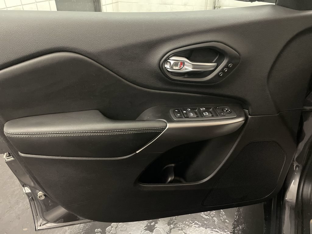 Used 2020 Jeep Cherokee Limited AWD/4WD image 15