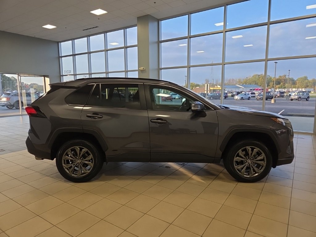 Used 2022 Toyota RAV4 XLE Premium image 6