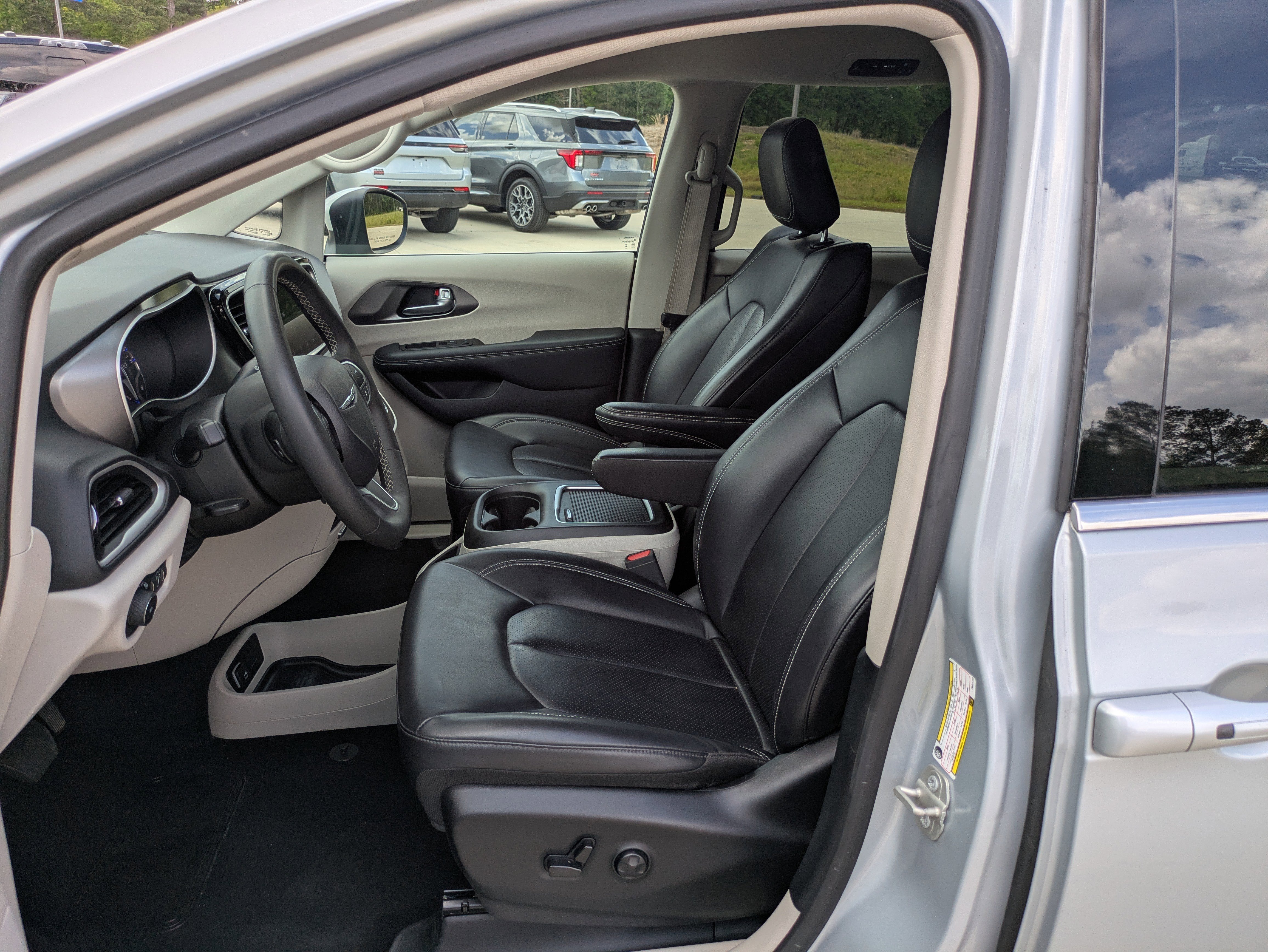 Used 2023 Chrysler Pacifica Touring-L FWD image 4