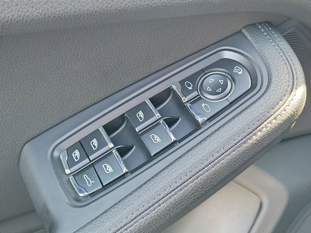 Used 2023 Porsche Macan Turbo AWD/4WD image 12