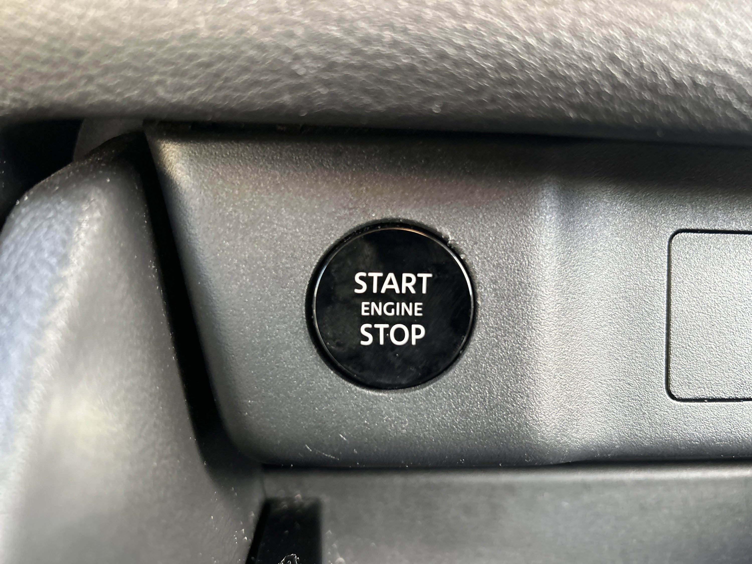 Used 2025 Nissan Rogue SV AWD/4WD image 43