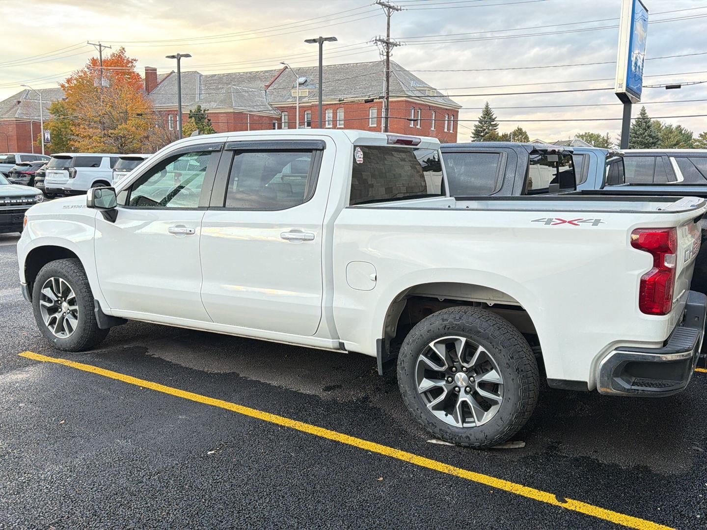 Used 2024 Chevrolet Silverado 1500 LT AWD/4WD image 4