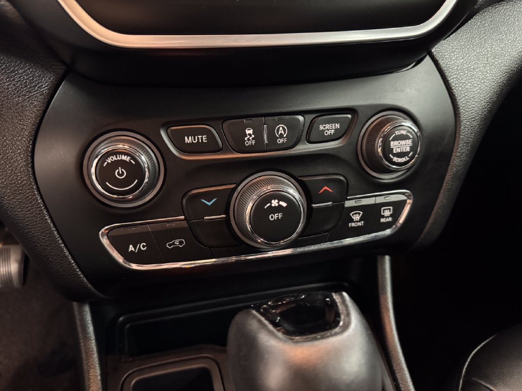Used 2021 Jeep Cherokee Latitude Plus FWD image 23