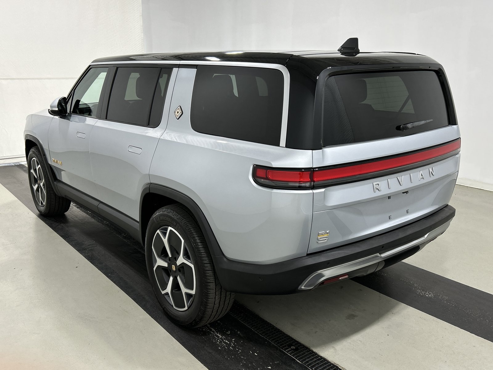 Used 2024 Rivian R1S Adventure AWD/4WD image 3