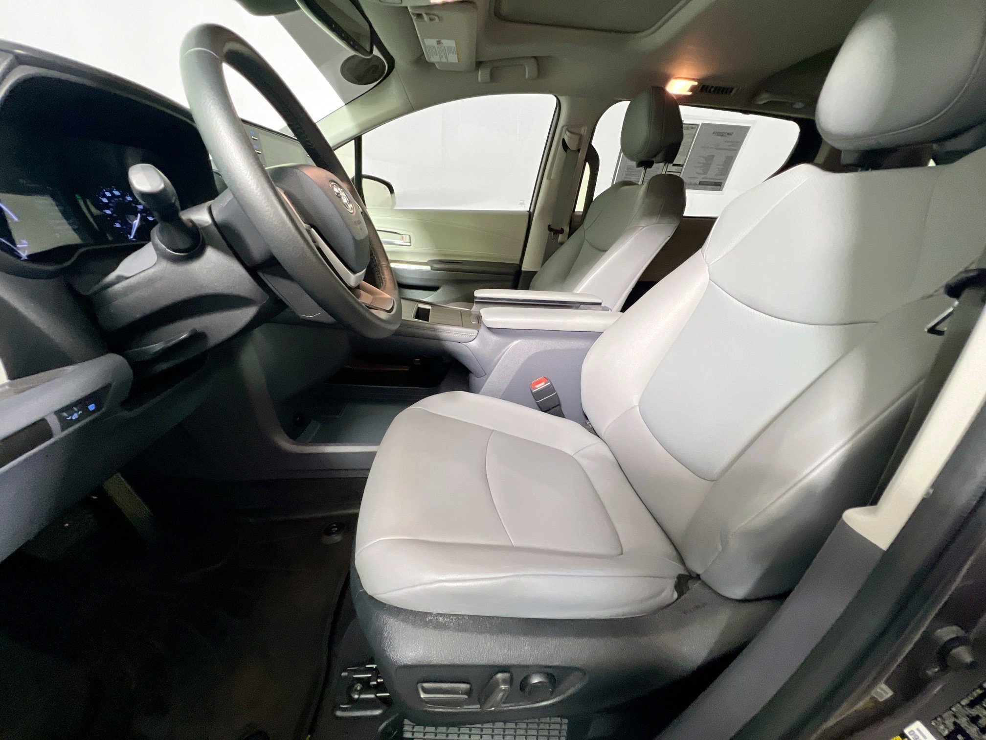 Used 2022 Toyota Sienna XLE w/ XLE Plus Package FWD image 14