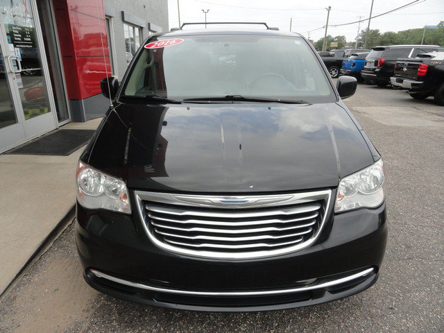 Used 2016 Chrysler Town & Country Touring FWD image 4