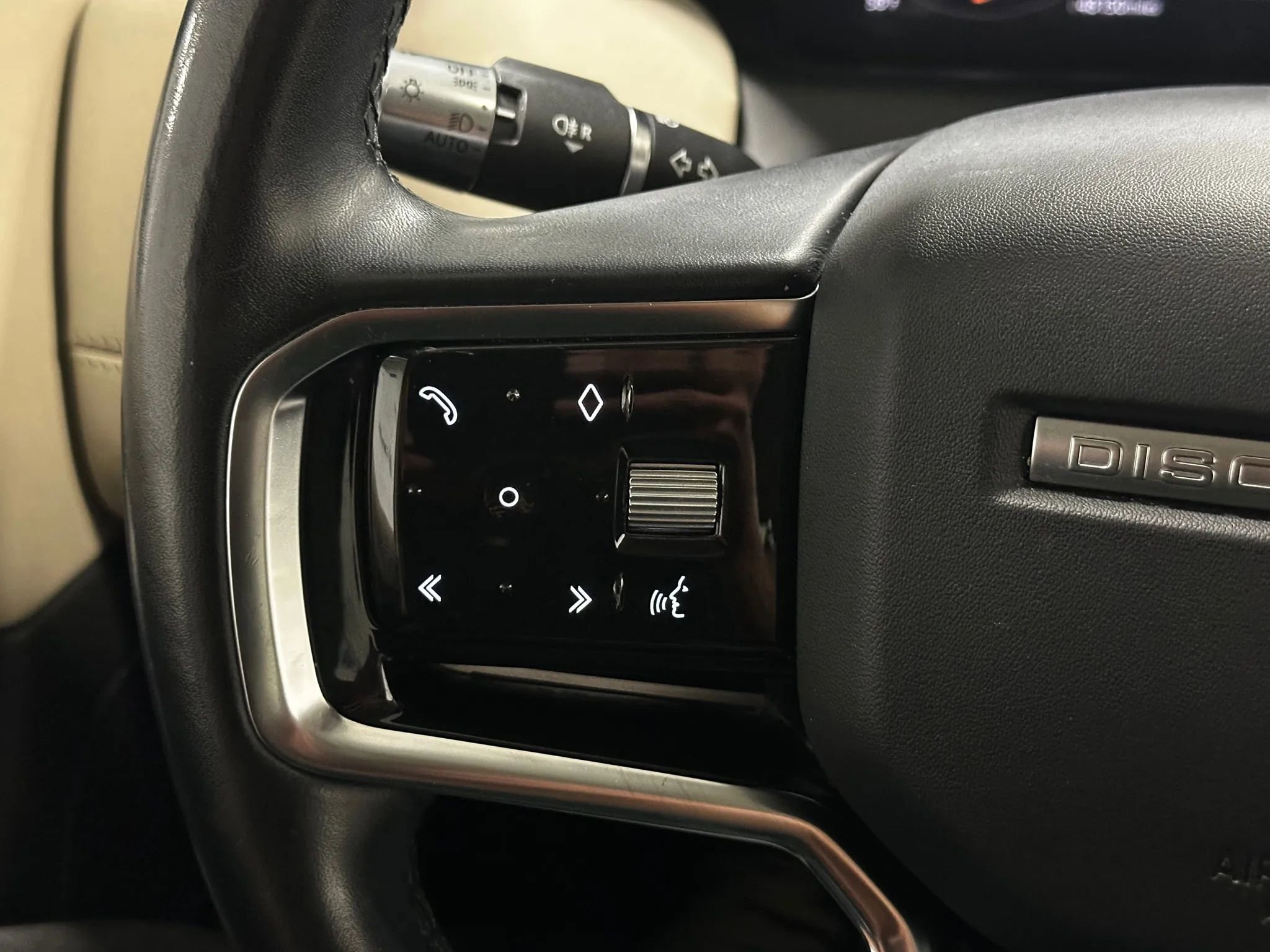 Used 2021 Land Rover Discovery Sport SE image 30