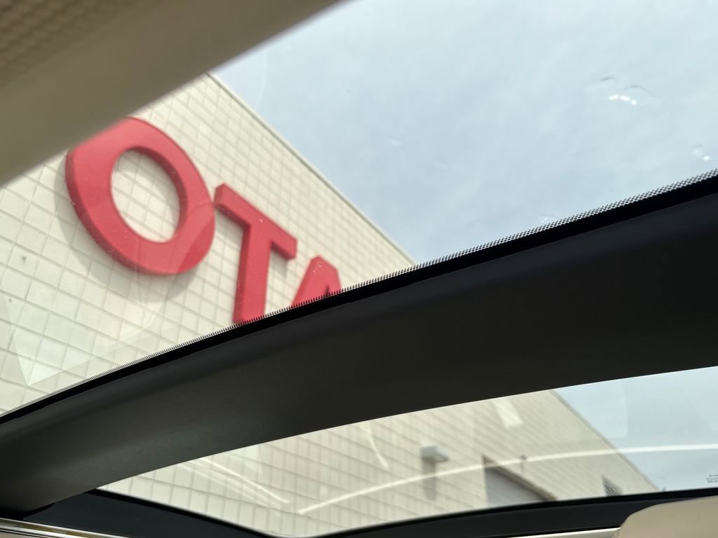 Used 2023 Toyota Crown Limited image 28