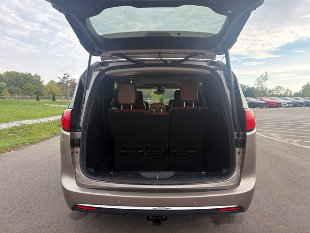 Used 2017 Chrysler Pacifica Limited FWD image 10