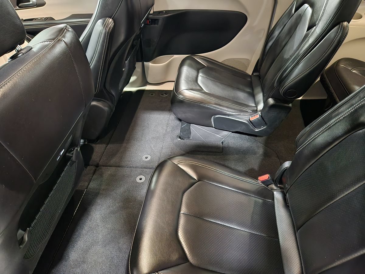 Used 2023 Chrysler Pacifica Touring-L FWD image 51