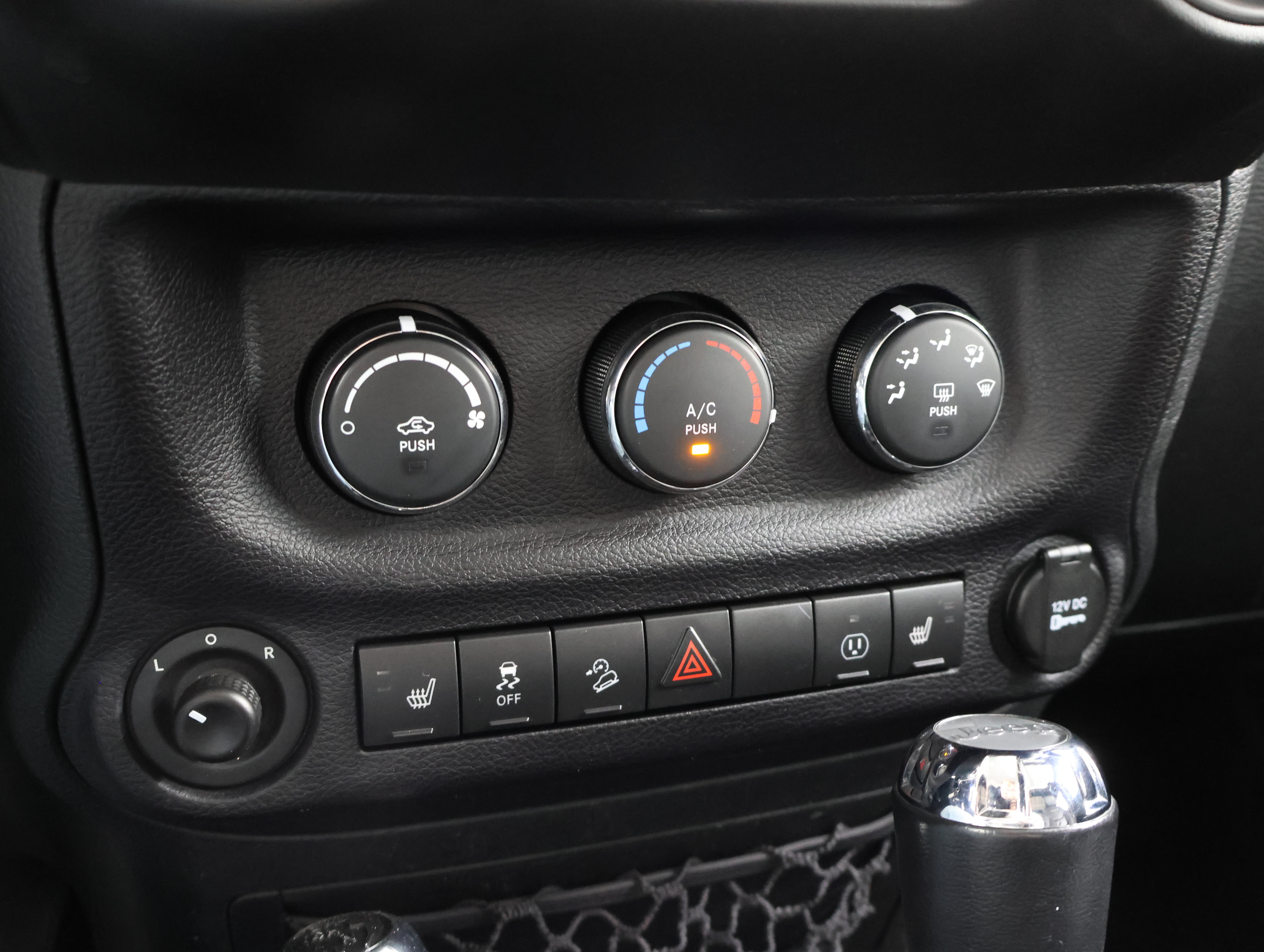 Used 2017 Jeep Wrangler Unlimited Sahara w/ Connectivity Group AWD/4WD image 41