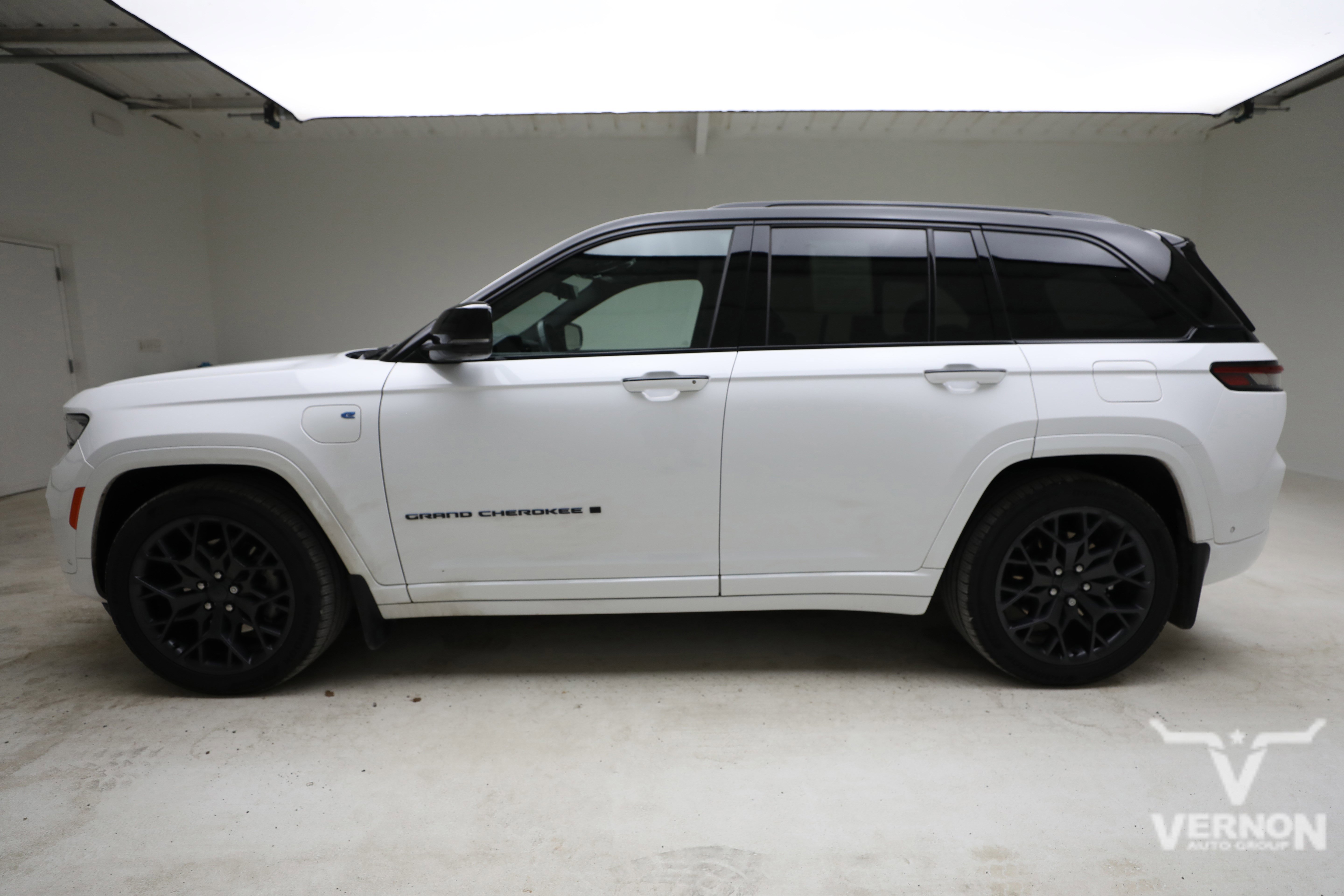 Used 2023 Jeep Grand Cherokee Summit AWD/4WD image 2
