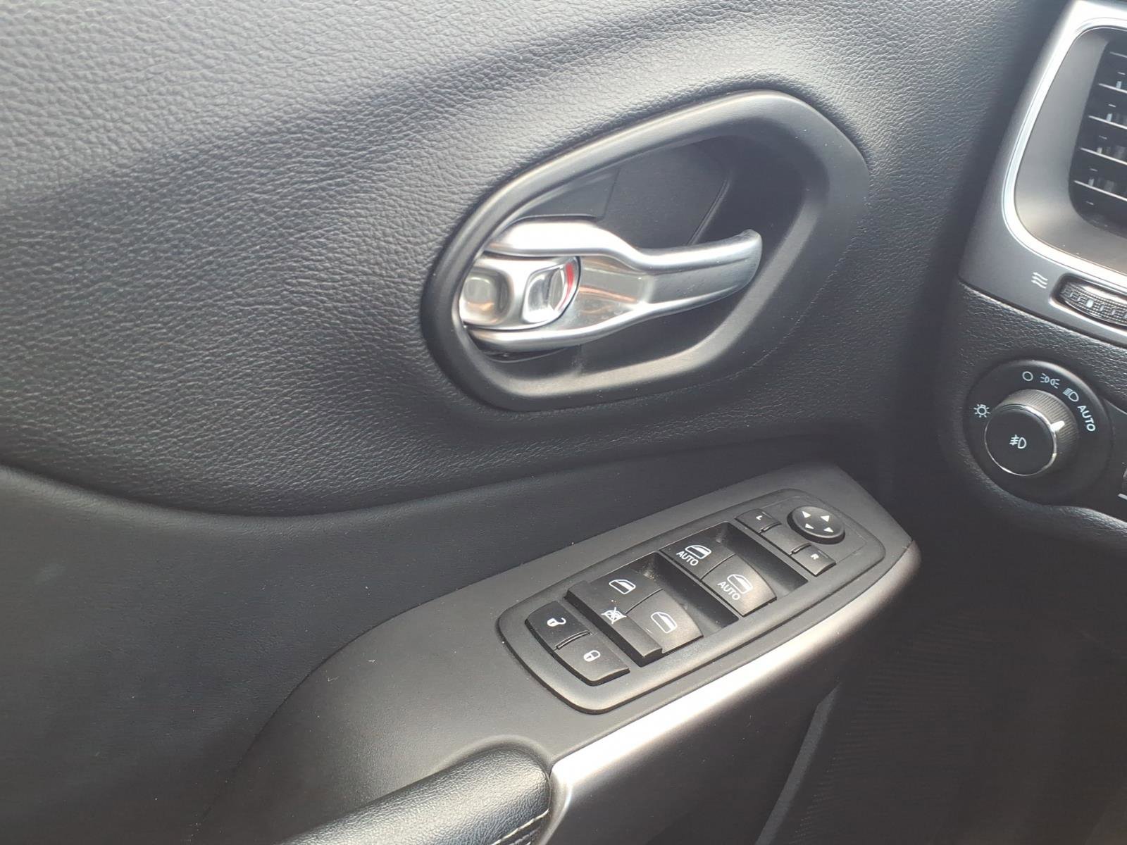 Used 2021 Jeep Cherokee Latitude Lux w/ Sun & Sound Group image 11