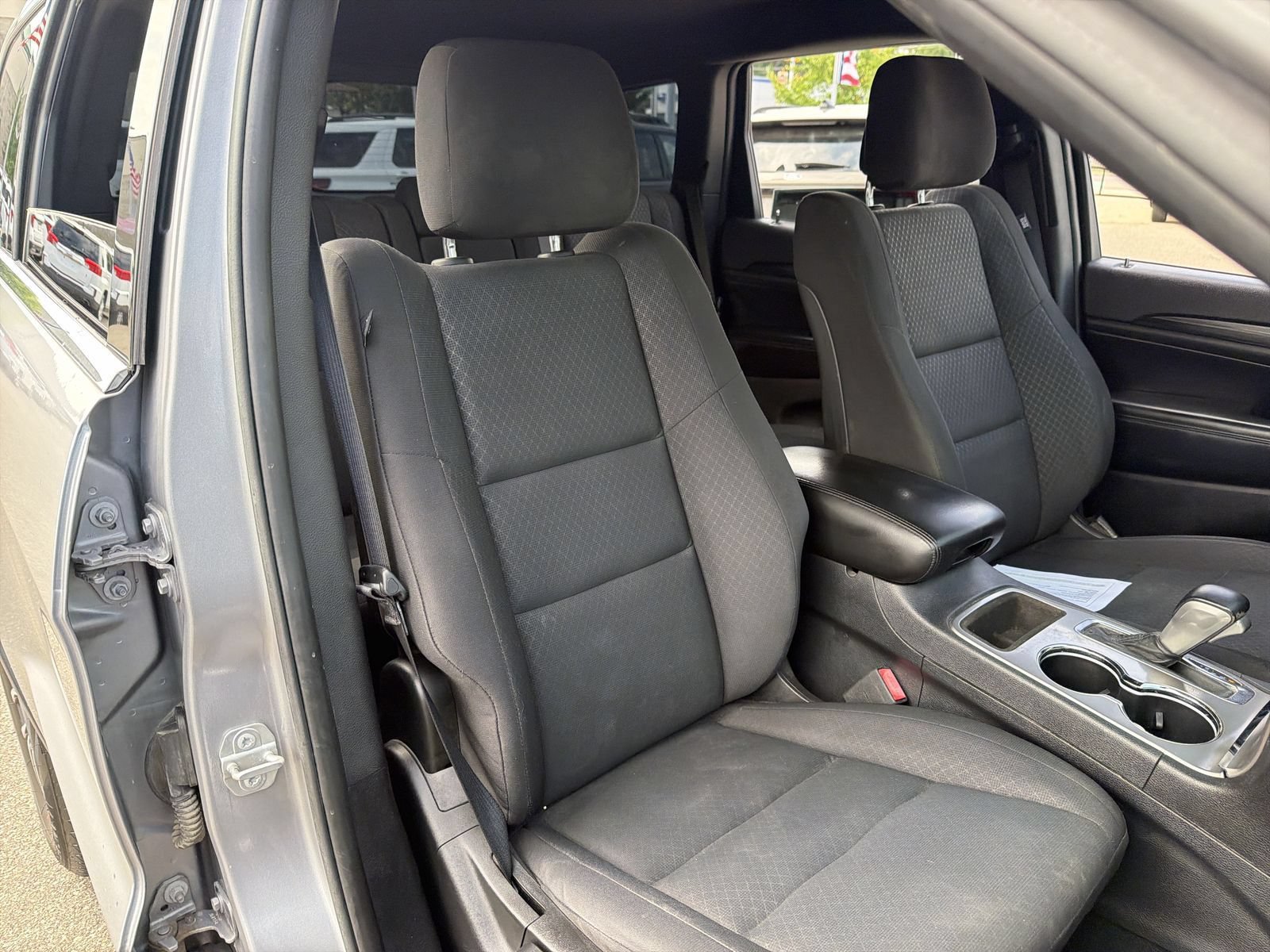 Used 2019 Jeep Grand Cherokee Laredo w/ Security & Convenience Group AWD/4WD image 24