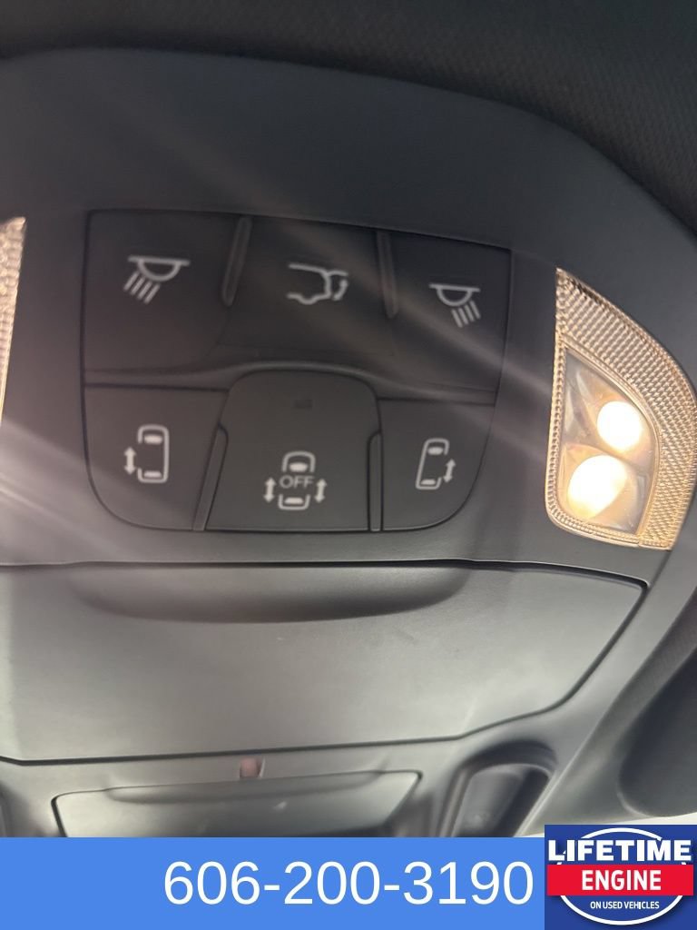 Used 2025 Chrysler Pacifica Limited FWD image 27