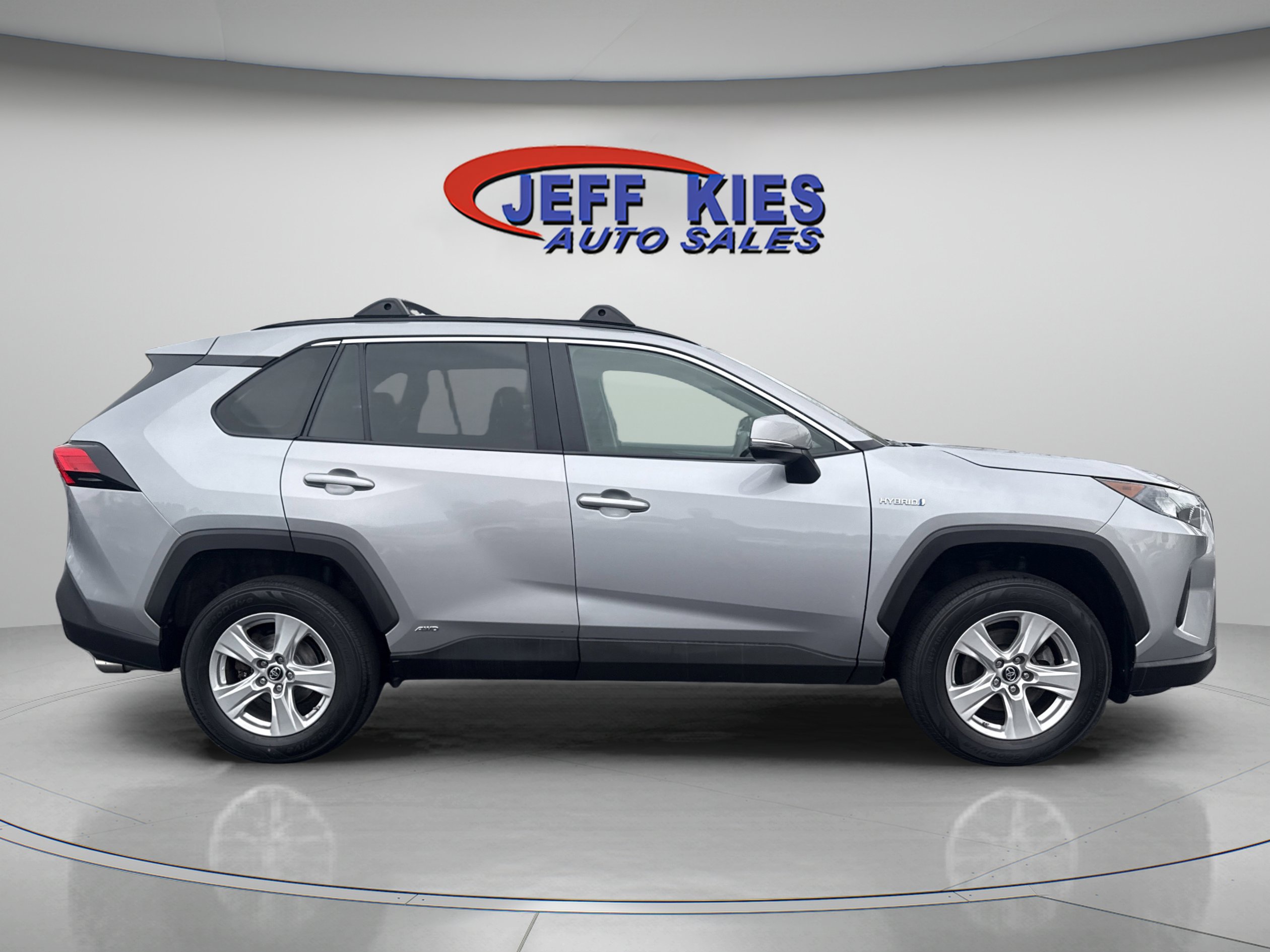 Used 2019 Toyota RAV4 LE w/ Carpet Mat Package AWD/4WD image 4