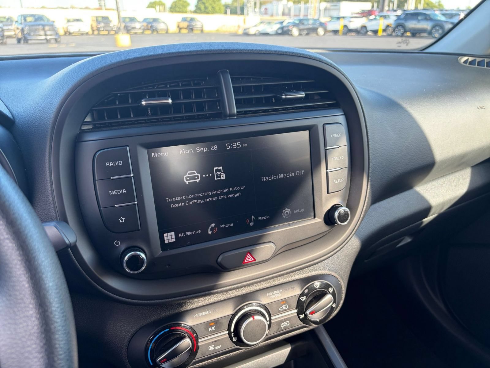 Used 2025 Kia Soul LX w/ LX Technology Package FWD image 19
