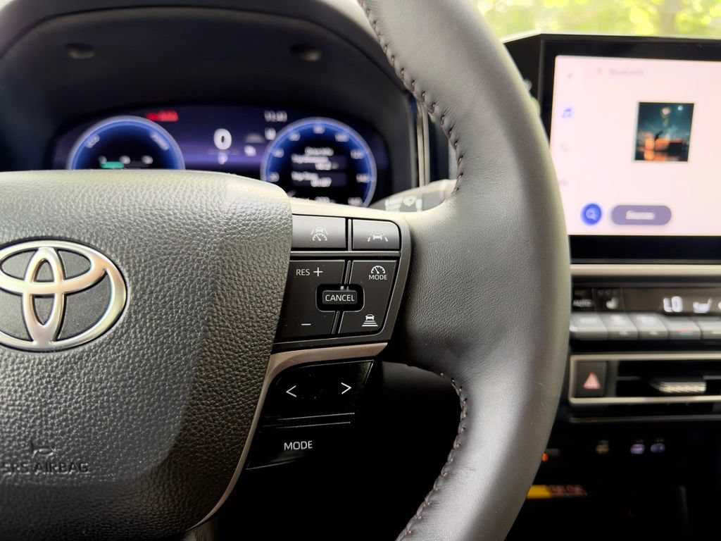 Used 2025 Toyota Camry XLE AWD/4WD image 11