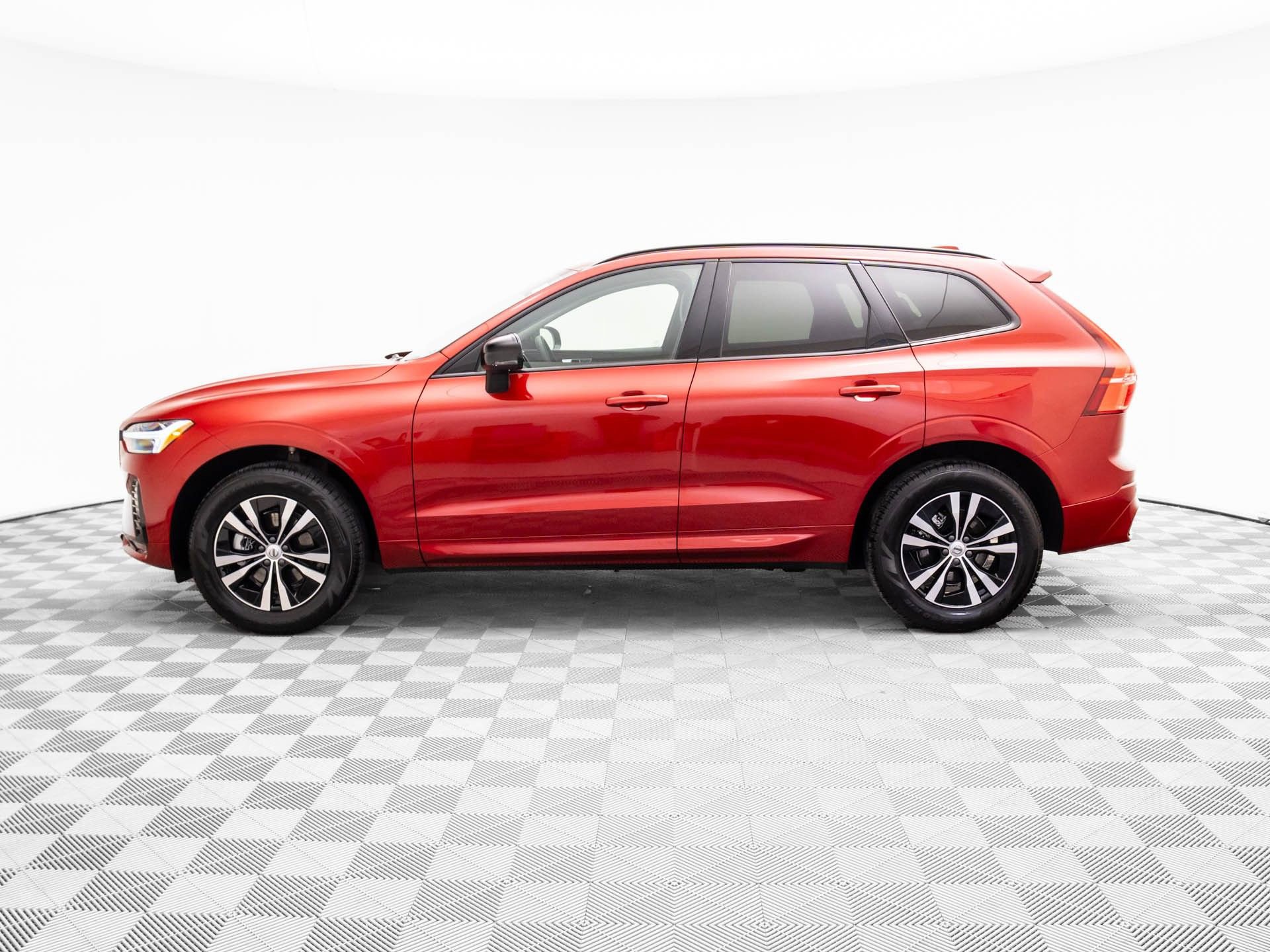 Used 2025 Volvo XC60 B5 Core w/ Protection Package Premier image 2