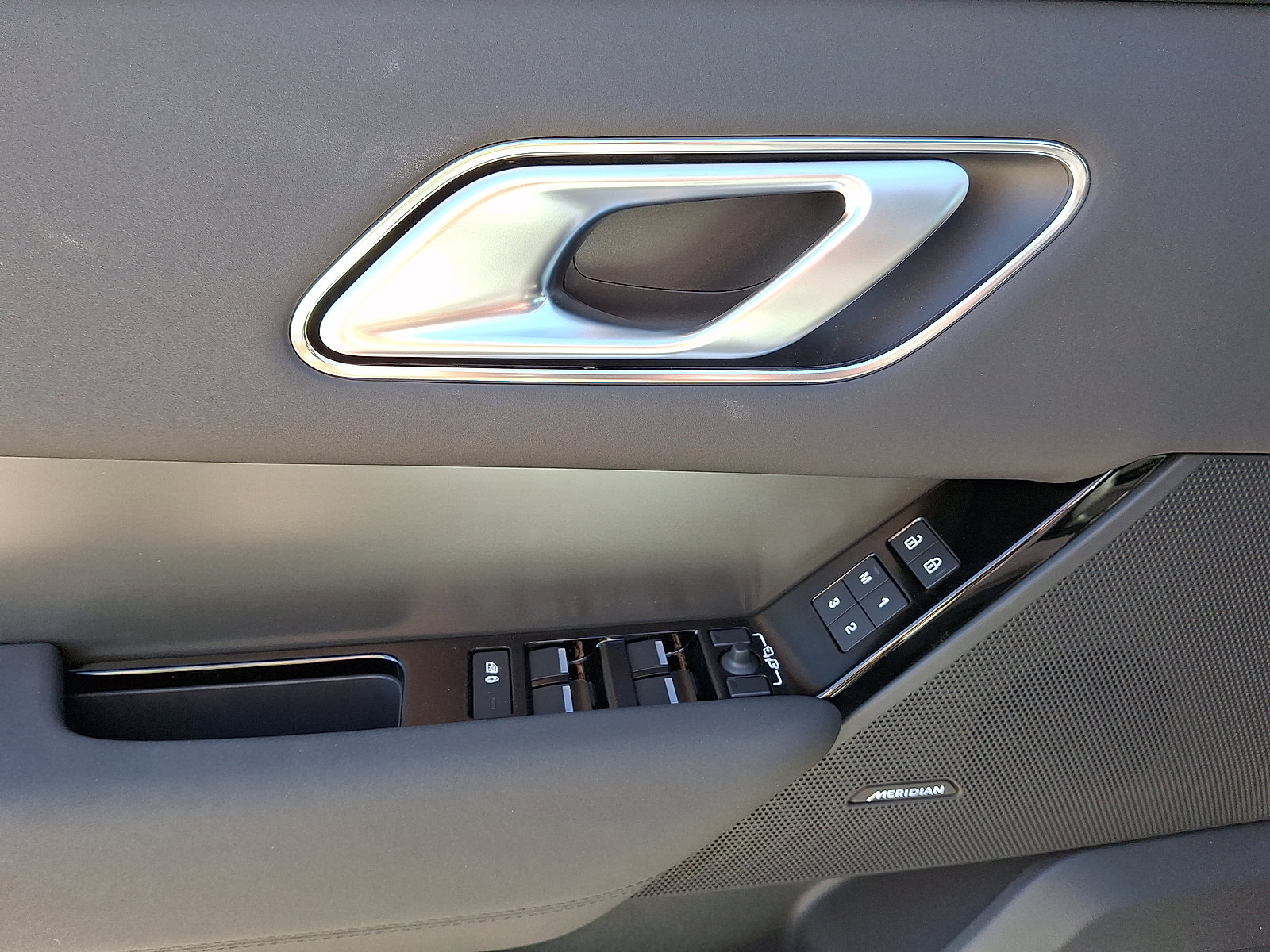 Certified 2025 Land Rover Range Rover Velar Dynamic SE image 5