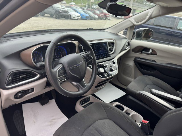 Used 2017 Chrysler Pacifica Touring image 10
