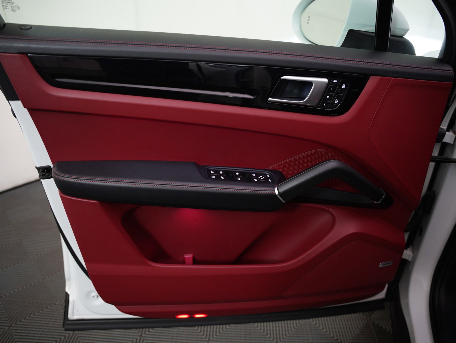 Certified 2022 Porsche Cayenne E-Hybrid w/ Premium Package image 27