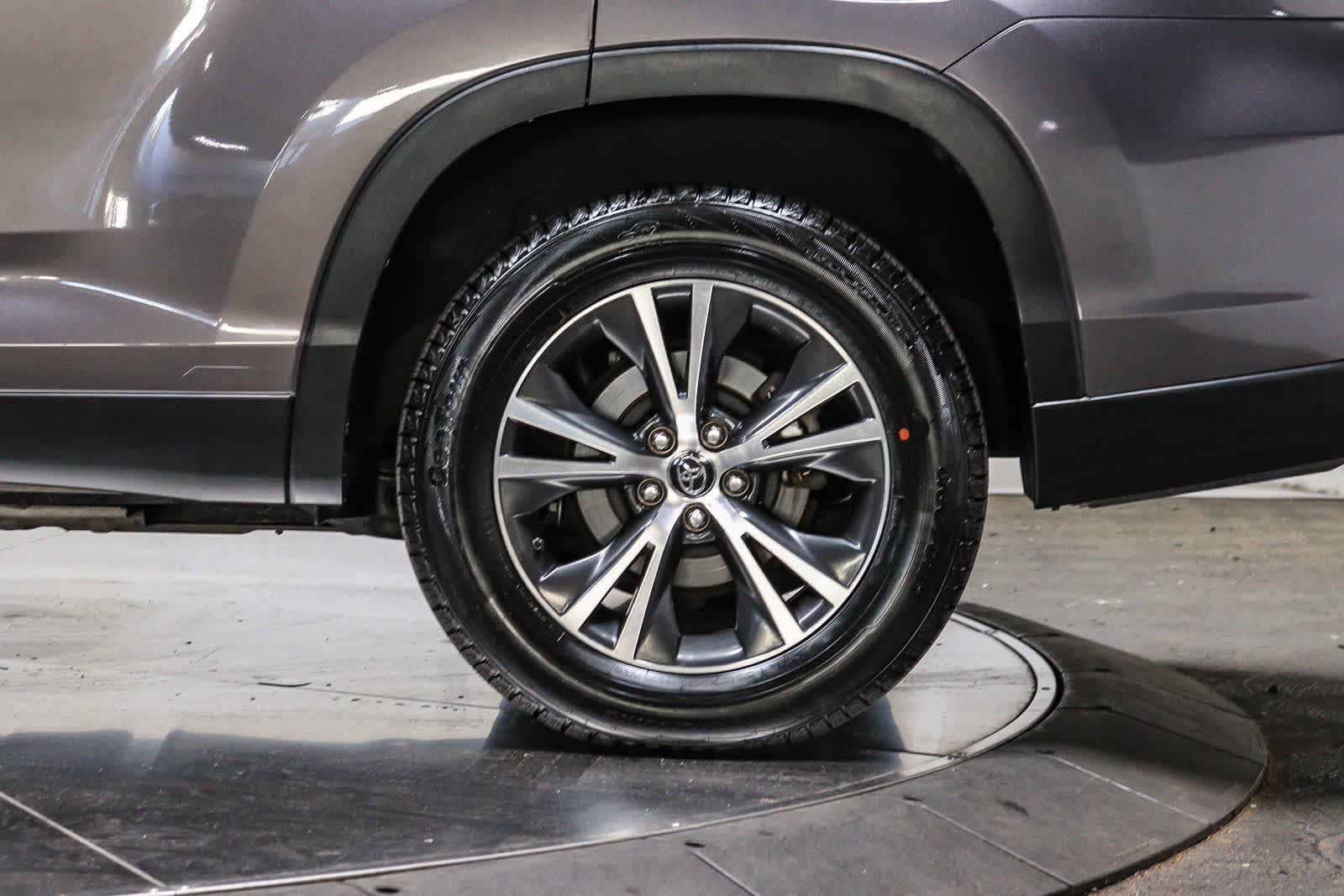 Certified 2019 Toyota Highlander Plus w/ Carpet Mat Package (TMS) FWD image 10