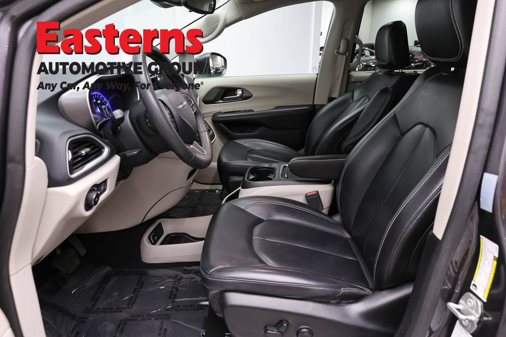 Used 2023 Chrysler Pacifica Touring-L FWD image 14