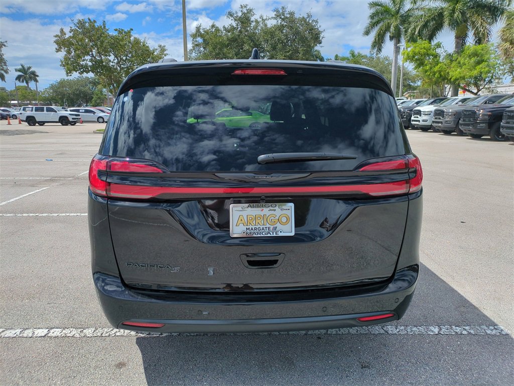 New 2026 Chrysler Pacifica Select w/ S Appearance Package image 6