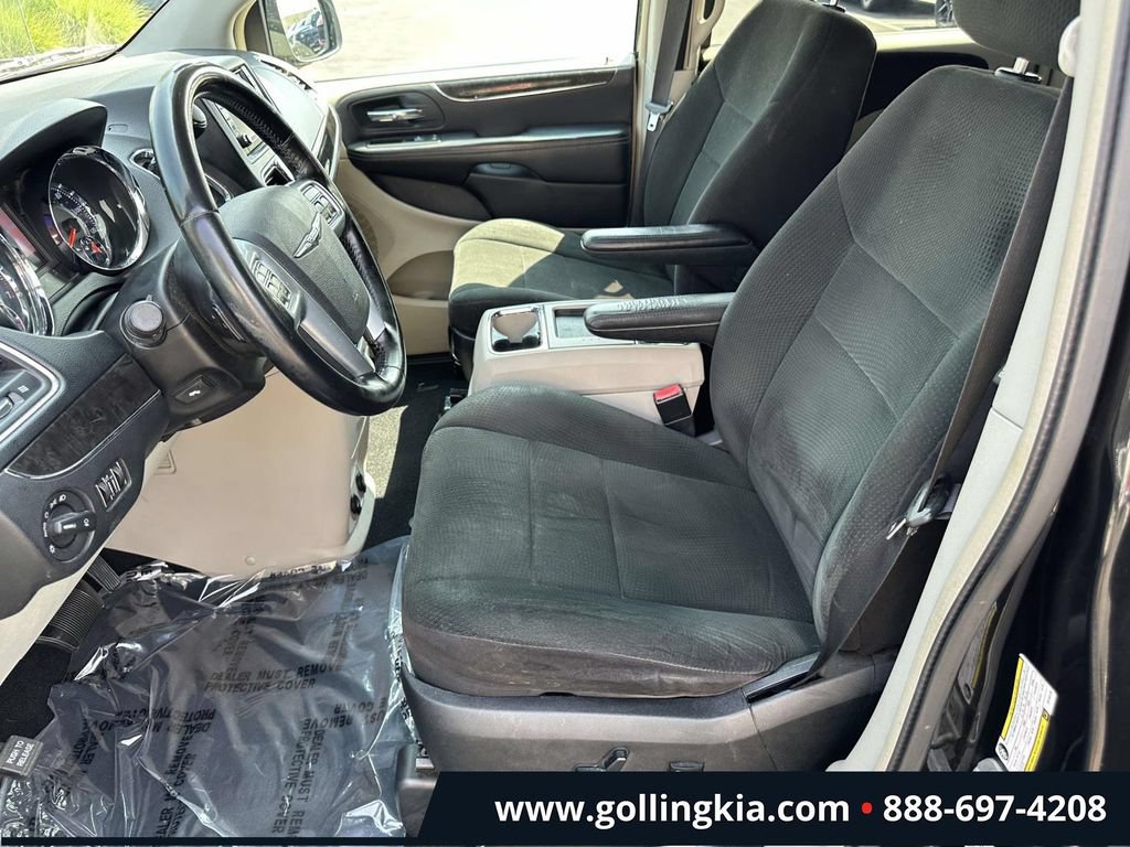 Used 2012 Chrysler Town & Country Touring FWD image 15