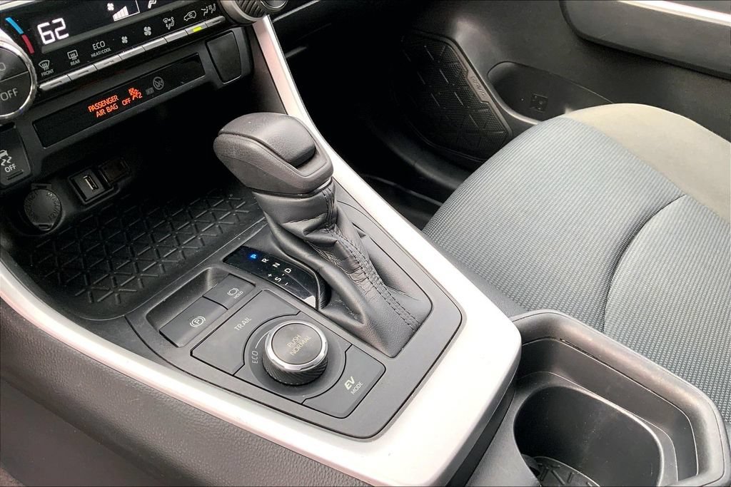 Used 2021 Toyota RAV4 LE AWD/4WD image 18