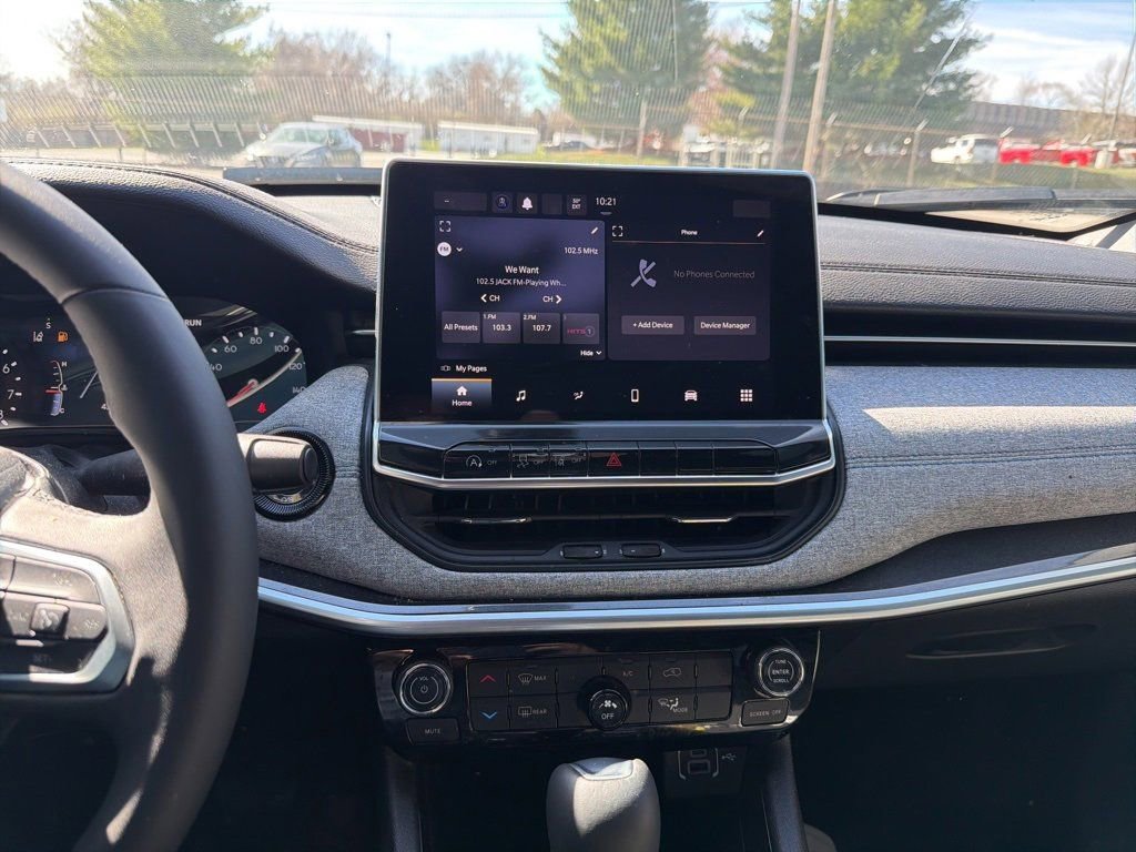 Used 2024 Jeep Compass Latitude image 18