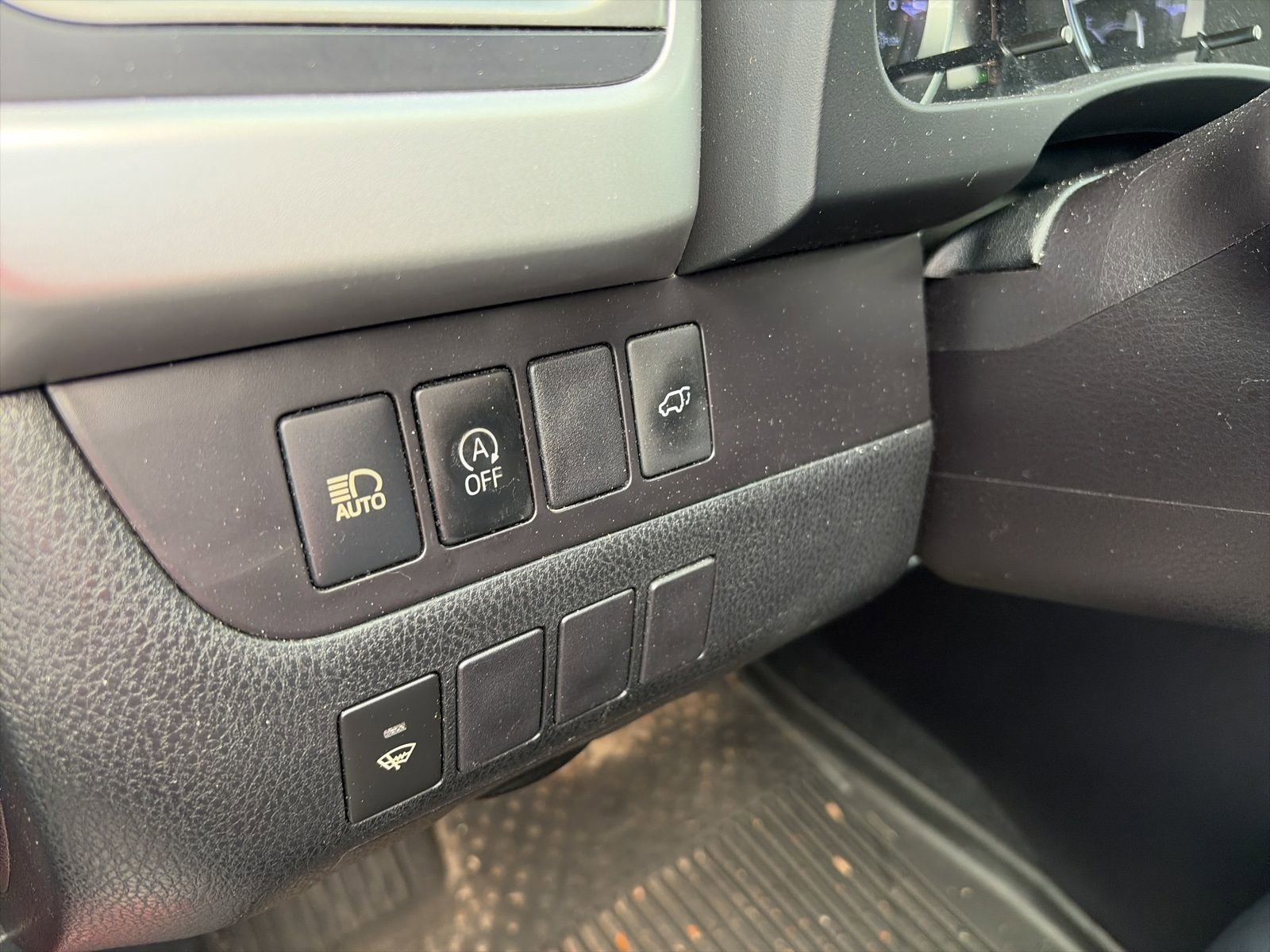 Used 2018 Toyota Highlander SE image 15