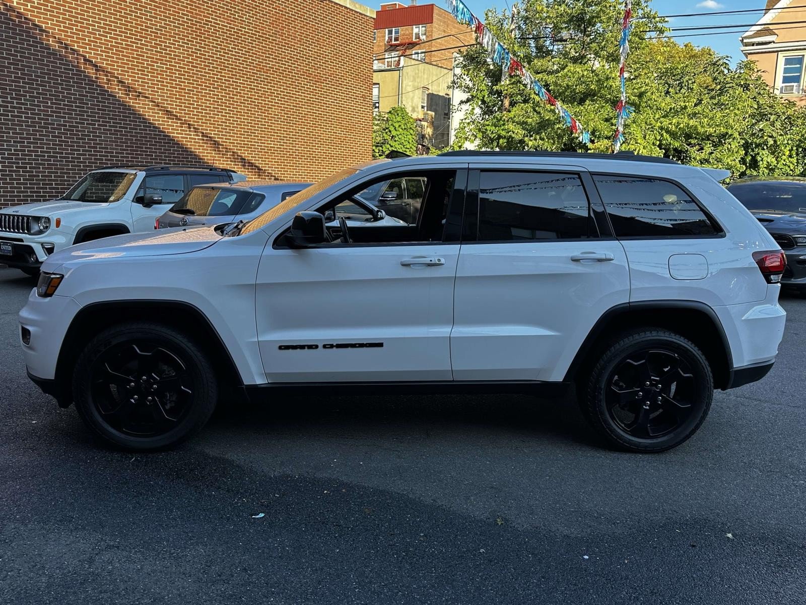 Used 2018 Jeep Grand Cherokee Laredo AWD/4WD image 7