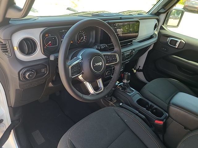 Used 2025 Jeep Wrangler Unlimited Sahara AWD/4WD image 13
