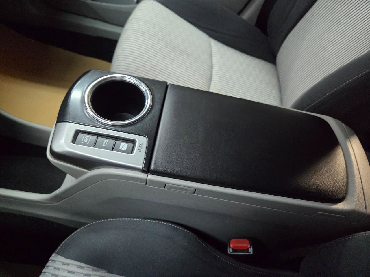 Used 2017 Toyota Prius V Three image 32