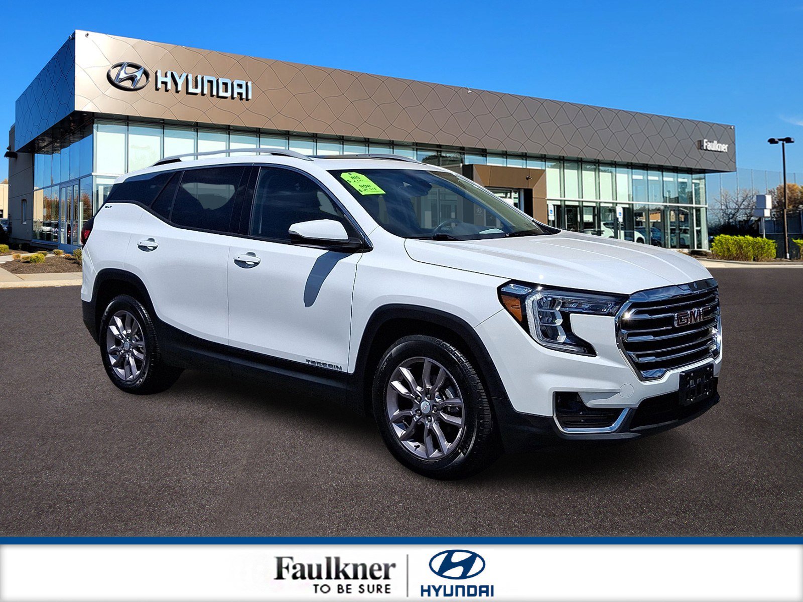 Used 2023 GMC Terrain SLT FWD image 1