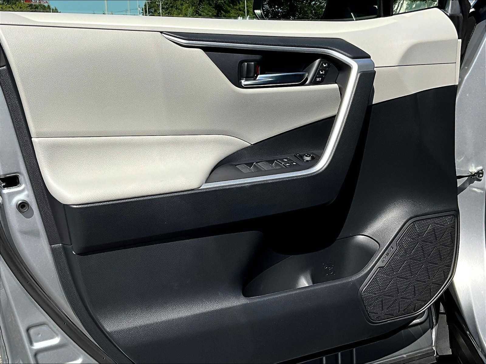 Used 2025 Toyota RAV4 XLE Premium image 9