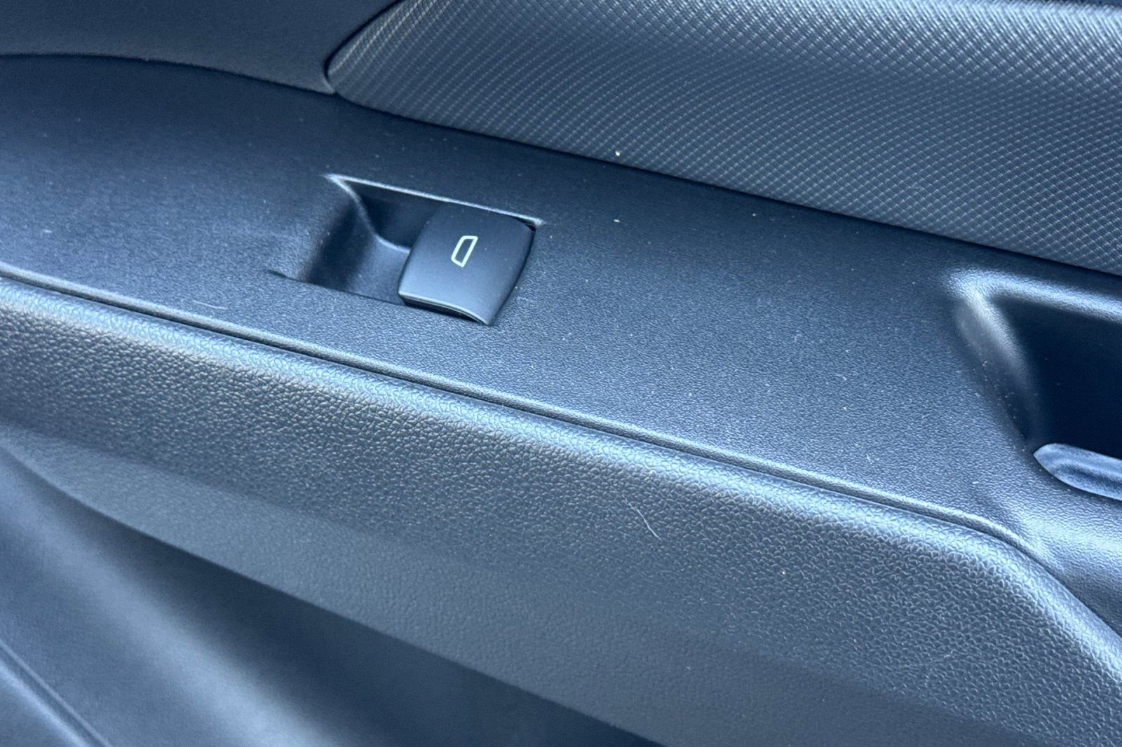 Used 2025 Chevrolet Equinox EV LT w/ Convenience Package image 23