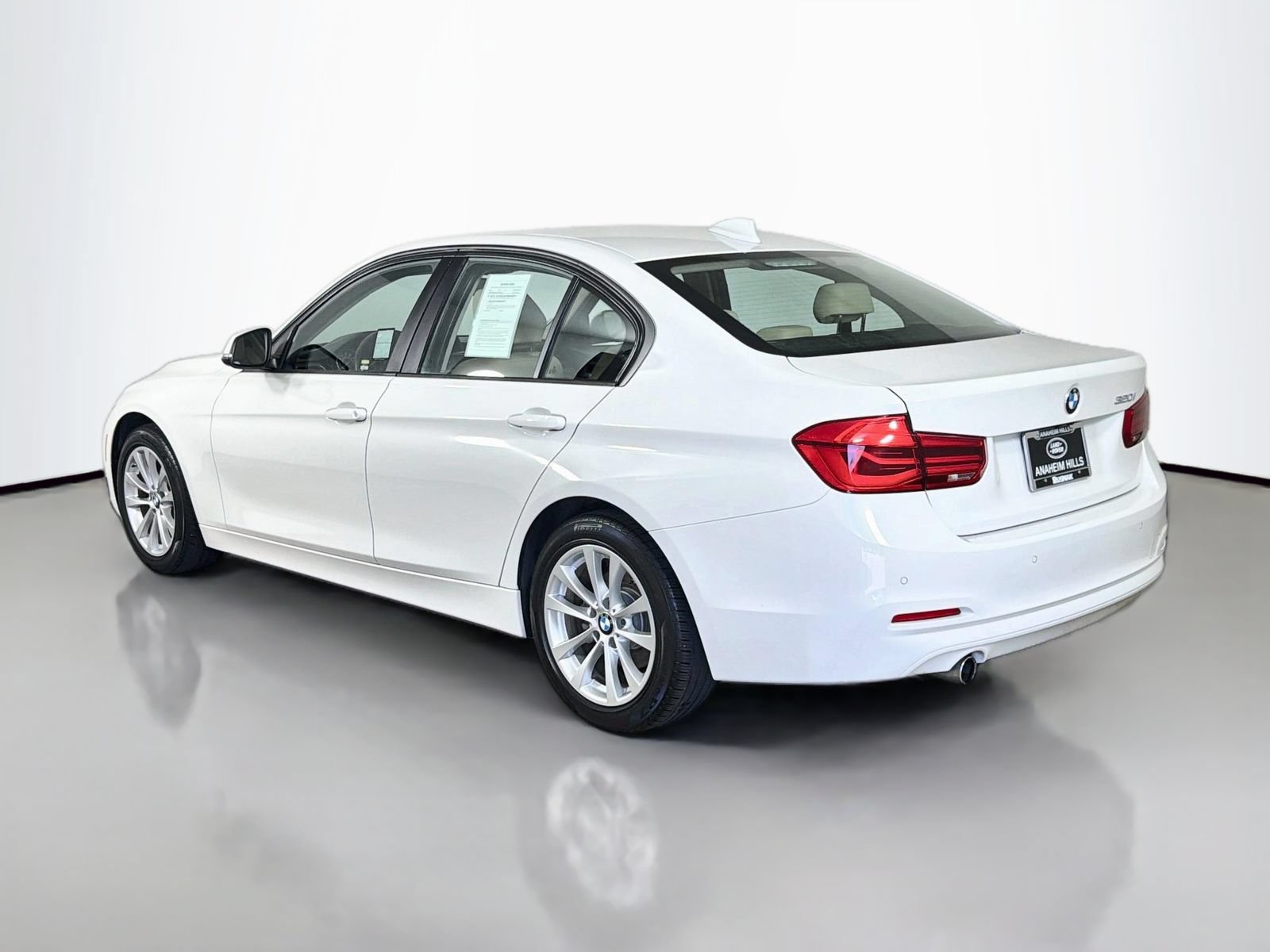 Used 2018 BMW 320i Sedan RWD image 3