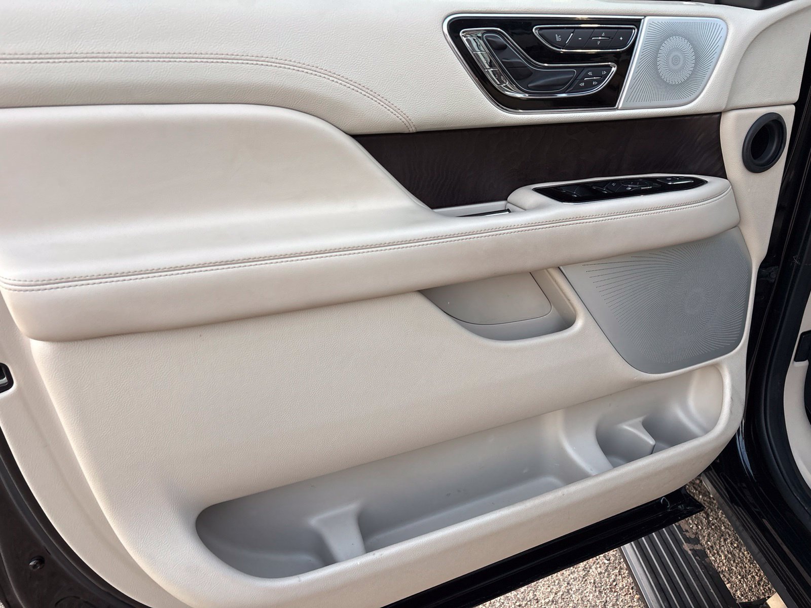 Used 2021 Lincoln Navigator Reserve AWD/4WD image 12