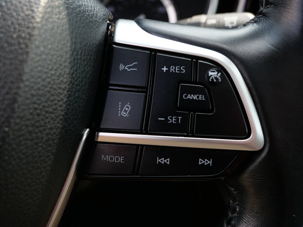 Used 2022 Toyota Highlander XLE AWD/4WD image 22