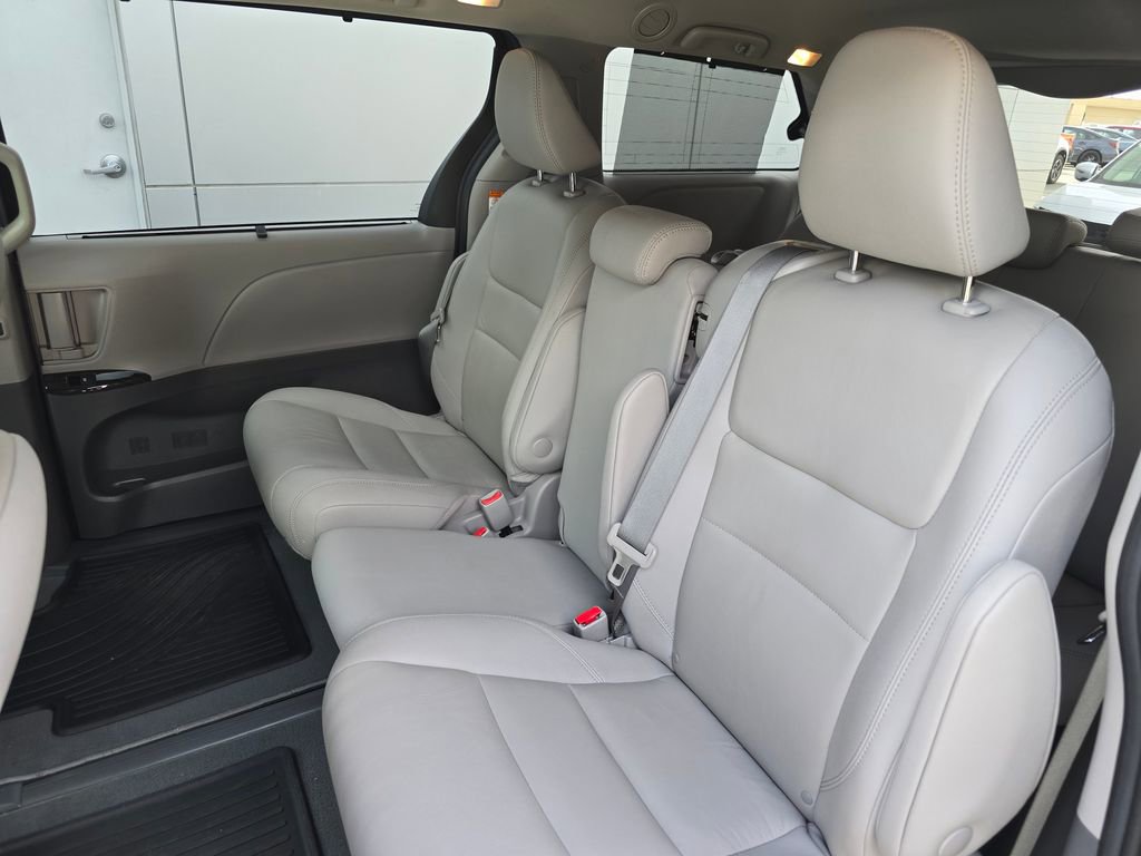 Used 2020 Toyota Sienna XLE image 11