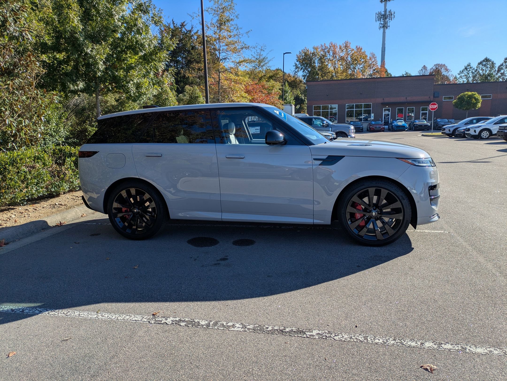 Used 2025 Land Rover Range Rover Sport Dynamic SE image 3