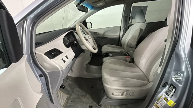 Used 2014 Toyota Sienna LE AWD/4WD image 11