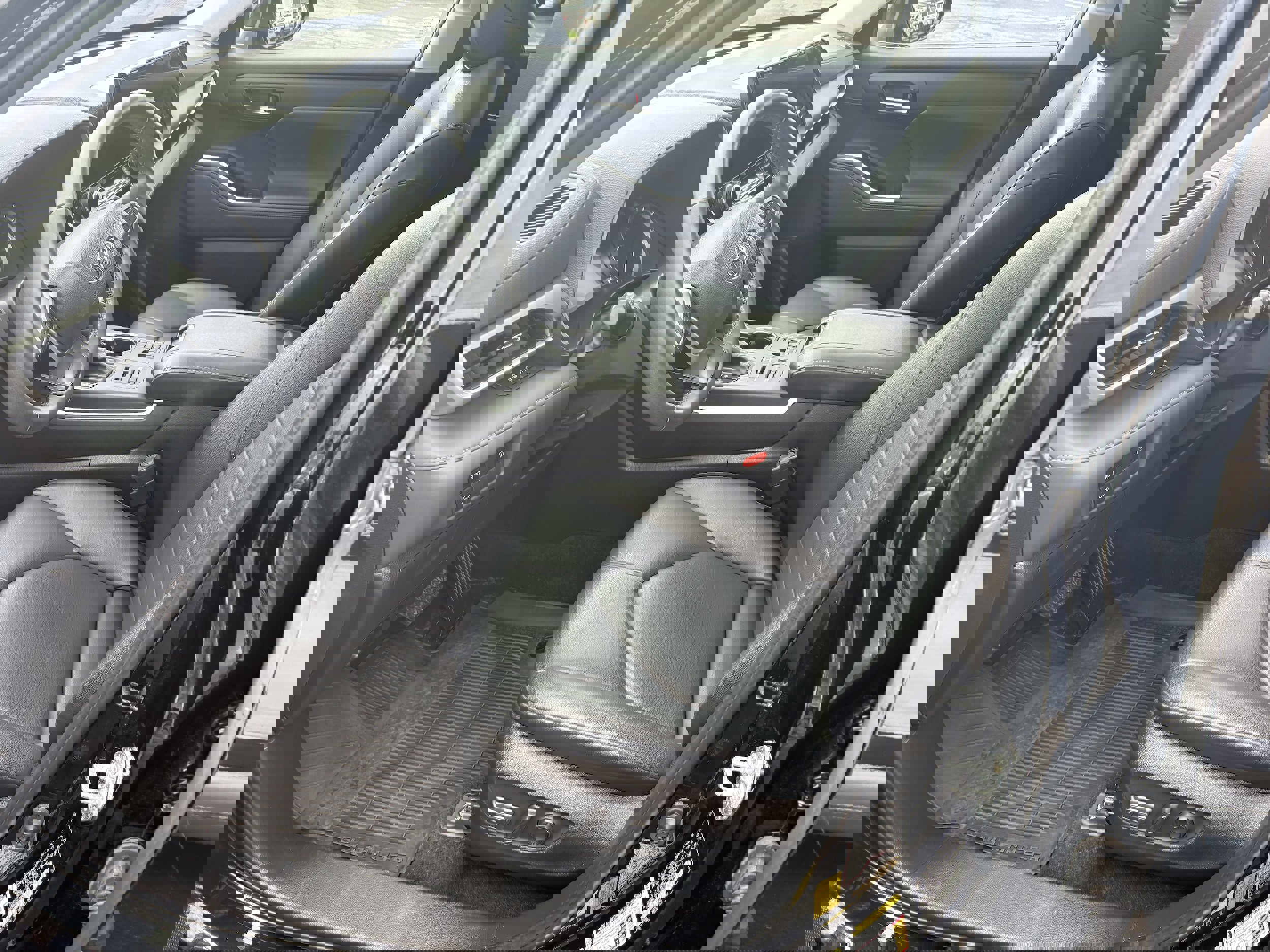 Used 2023 Toyota Highlander XLE AWD/4WD image 3